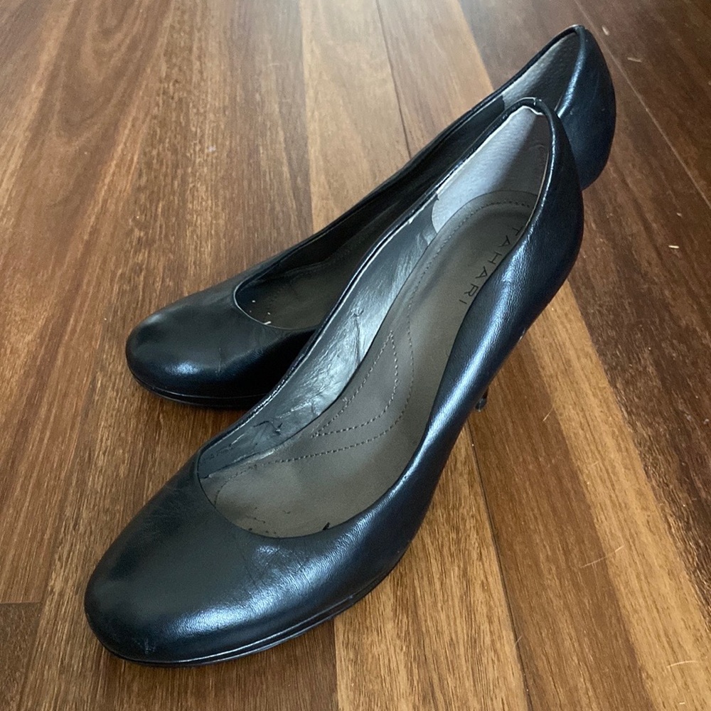 Tahari Colette classic black heels